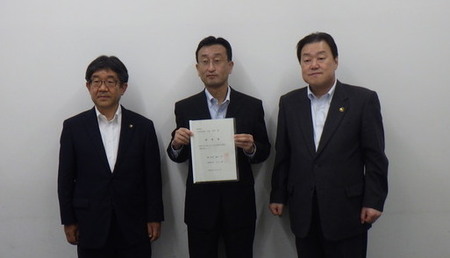 写真：2024年8月1日撮影の財務省主計局次長に要望書を提出する越川市長と石田市長