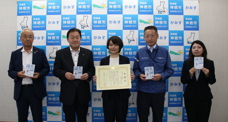 写真：2024年8月9日撮影の訪問者3名と市長および教育長