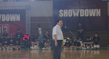 写真：2024年8月14日かみす防災アリーナにて撮影。バスケットボール大会で挨拶をする市長