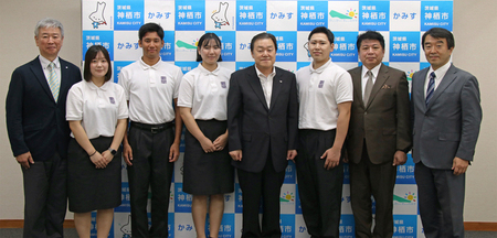 写真：2024年8月19日撮影の来訪者7名と市長