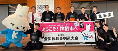 写真：剣道部員とカミスココくんが記念撮影