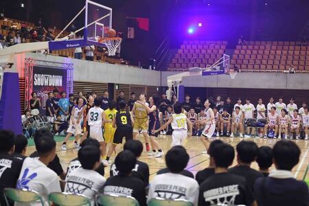 写真：白熱した試合を見守る観客達