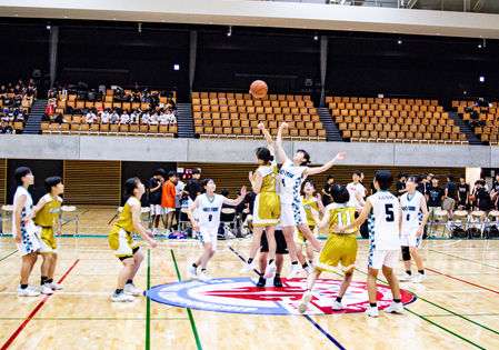 写真：ティップ・オフで試合が始まる様子
