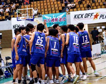 写真：試合前に円陣を組み気合いを入れるようす