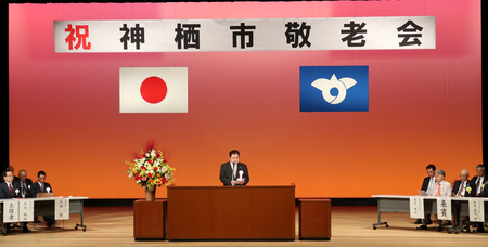 写真：2024年9月16日撮影の敬老会開催に伴いステージ上で挨拶をする市長