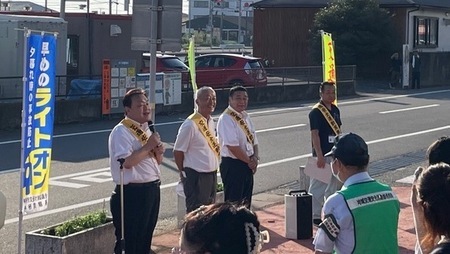 写真：2024年9月20日撮影の警察官とボランティアの前で挨拶をする市長