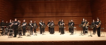 写真：ステージ上で記念撮影する演奏者達