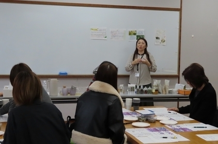 写真：講師が和ハーブついて説明している様子