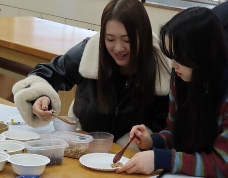 写真：オリジナルの和ハーブを選ぶ参加者