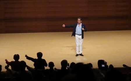 写真：ステージ上で健康体操を披露する野村将希さん