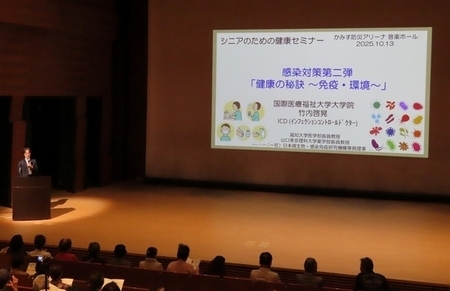 写真：スライドを用いて感染症予防について説明する講師