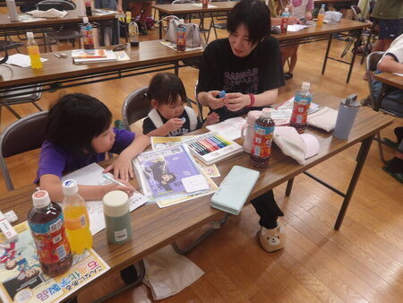 写真：夏休みの宿題をやっている様子