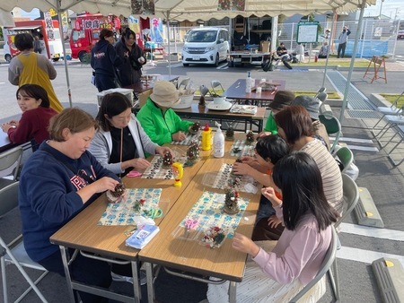 写真：ワークショップに取り組む様子