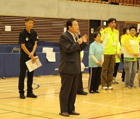 写真：2024年10月5日かみす防災アリーナにて撮影。かみすわくわく大運動会開催に伴い挨拶をする市長
