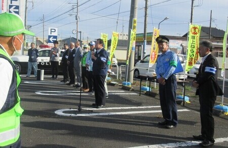 写真：2024年10月11日カスミ波崎店駐車場にて撮影。防犯キャンペーン参加者に向かって挨拶をする市長