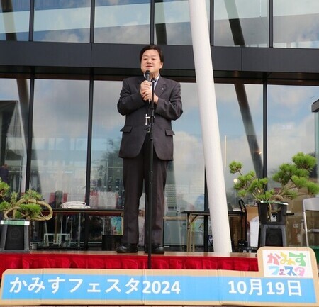 写真：2024年9月25日神栖中央公園にて撮影。かみすフェスタ2024＆消費生活展の開催宣言をする市長