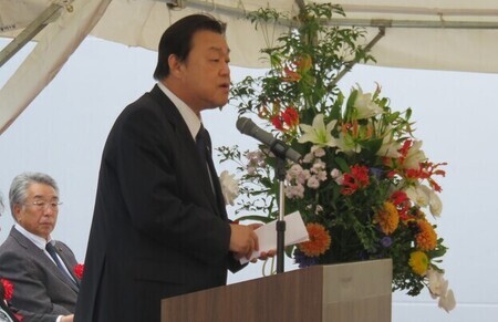 写真：2024年10月23日、日の出町住宅にて撮影。式典で挨拶をする市長