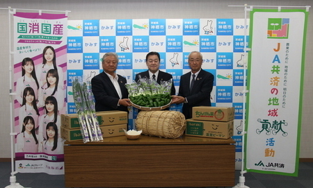 写真:2024年10月25日撮影の寄付者1名と市長と教育長