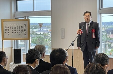 写真：2024年10月29日白十字総合病院にて撮影。式典にて挨拶をする市長