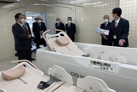 写真：病院関係者から施設の案内を受ける市長