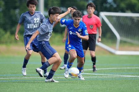 写真:ボールを奪い合う選手たち