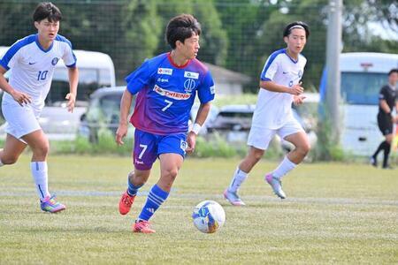 写真:ドリブルしながらルックアップしパスの出しどころを探している選手