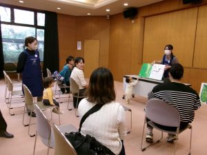 写真：大型絵本の読み聞かせ
