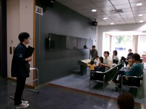 写真：歴史民俗資料館で参加者が話を聞いている様子
