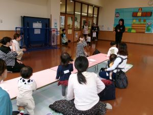 写真：若松児童館にて案内を聞いている様子