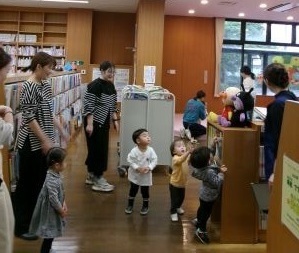 写真：図書館内の見学
