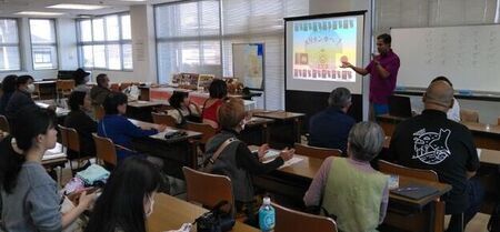 写真:講師がスリランカの地理をスライドで説明するようす