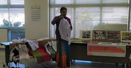 写真:民族衣装を紹介する講師