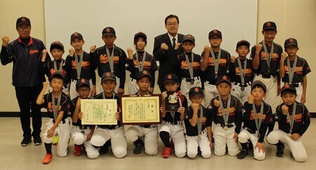 写真：2024年11月7日撮影の訪問者19名と市長