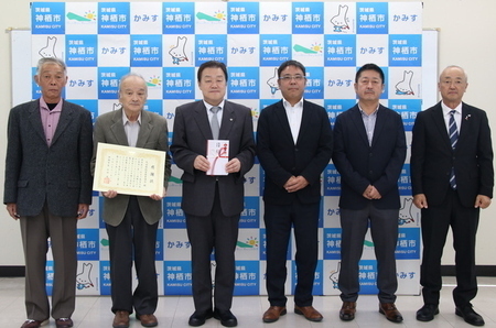 写真：2024年11月8日撮影の訪問者4名と市長および教育長