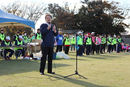 写真：2024年11月9日撮影。かみす健康スポーツまつりの開催にあたり挨拶する市長