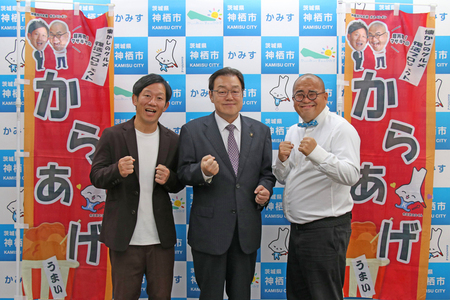 写真：2024年11月12日撮影の訪問者2名と市長