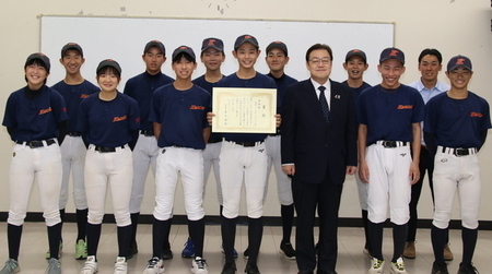 写真：2024年11月15日撮影の訪問者12名と市長