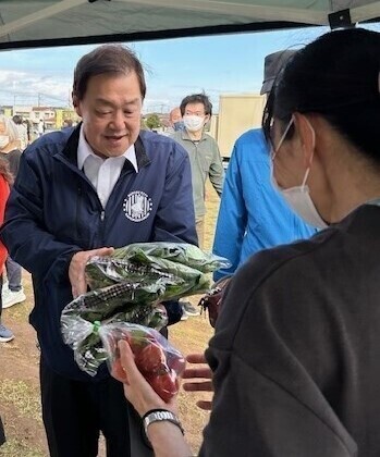 写真：2024年11月16日撮影。福祉施設の方が育てた新鮮な野菜などを買い物をする市長