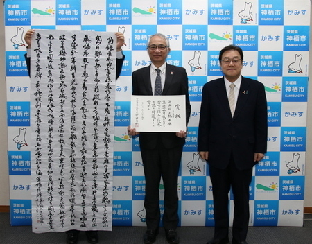 写真：2024年11月21日撮影の訪問者と市長