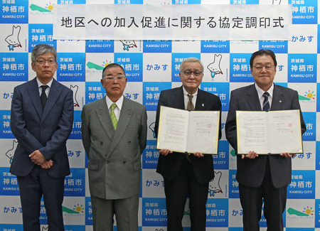 写真：2024年11月7日撮影の訪問者3名と市長