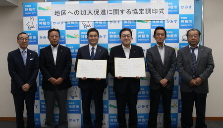 写真：訪問者5名と市長