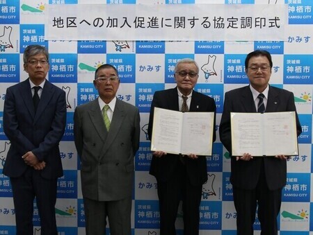 写真：訪問者3名と市長