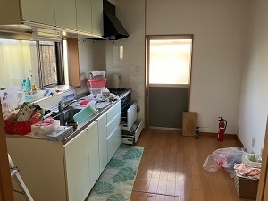 写真:ステンレス張りのシステムキッチン