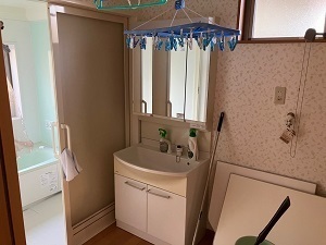 写真:風呂場に続く洗面所