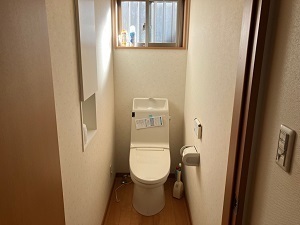 写真:白を基調とした洋式トイレ
