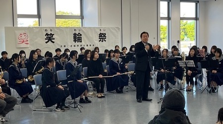 写真：2024年12月1日はさき保健・交流センターにて撮影。開催の挨拶をする市長