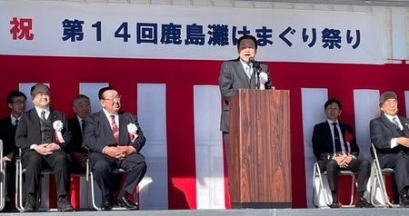 写真：2024年12月15日(日曜日)撮影。壇上で挨拶をする石田市長