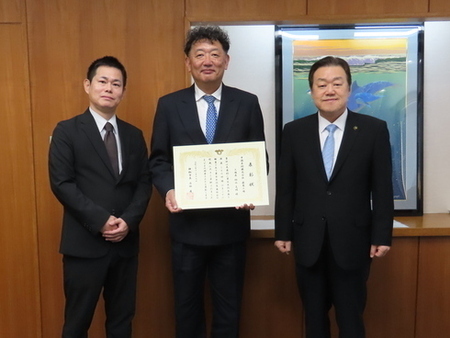 写真：2024年12月17日撮影の訪問者2名と市長