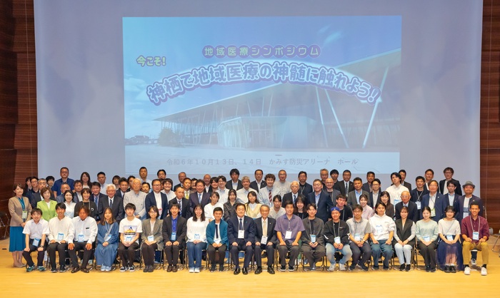 写真：参加者達がステージ上で記念撮影