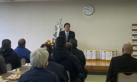 写真：2025年1月5日撮影の発会式で挨拶をする市長